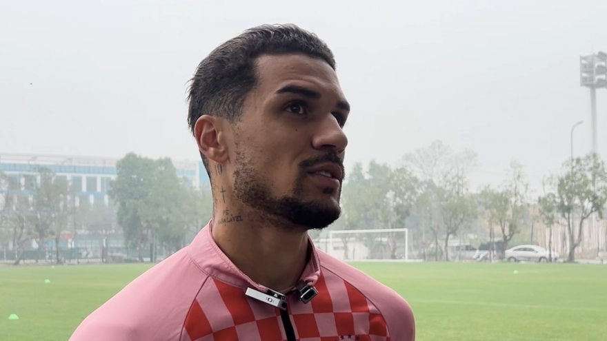 Đỗ Hoàng Hên trổ tài "bắn" tiếng Việt chúc Tết người hâm mộ bóng đá Việt Nam